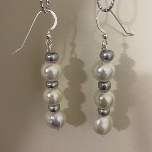 💙2 for $12 Earrings,good quality pearlized beads.